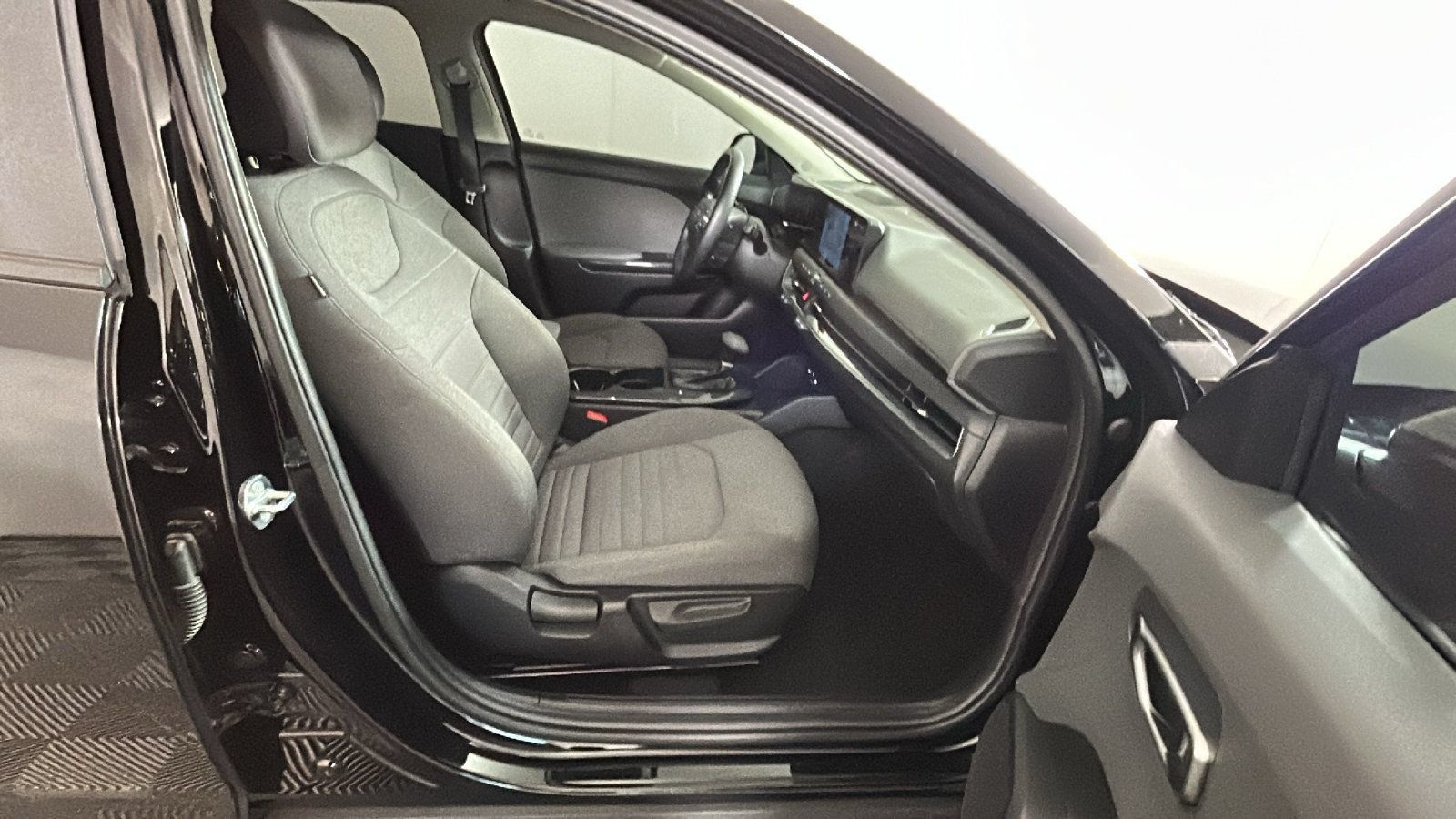 Used 2025 Kia K4 EX FWD image 35