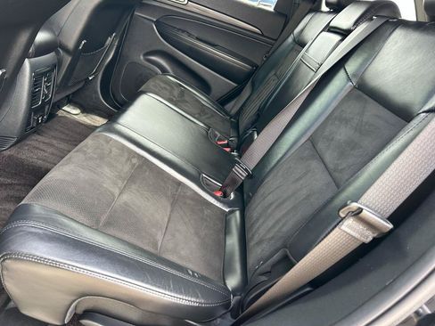 Used 2019 Jeep Grand Cherokee Altitude RWD image 12