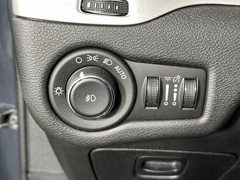 Used 2018 Jeep Cherokee Latitude Plus w/ Cold Weather Group AWD/4WD image 20