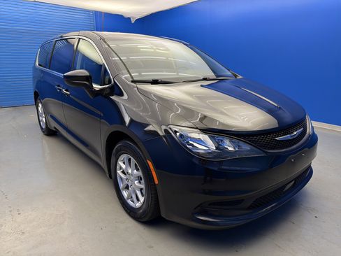 Used 2023 Chrysler Voyager LX image 2