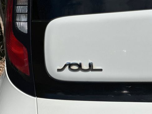 Used 2015 Kia Soul FWD image 30