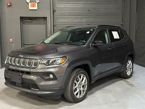 Used 2022 Jeep Compass Latitude w/ Sun and Sound Group AWD/4WD image 4