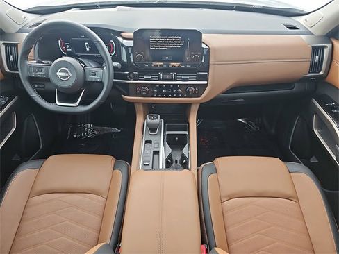 Used 2025 Nissan Pathfinder Platinum image 9