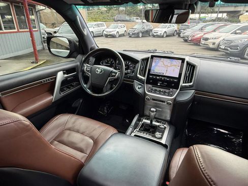 Used 2016 Toyota Land Cruiser Base image 17