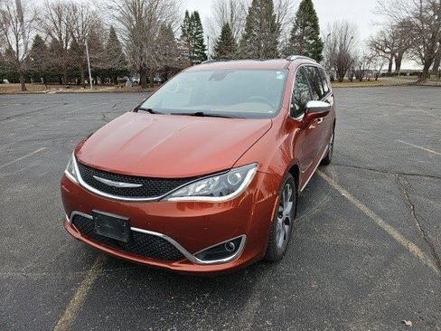 Used 2018 Chrysler Pacifica Limited w/ Tire & Wheel Group image 2