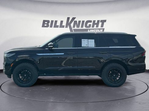 Used 2025 Lincoln Navigator Reserve AWD/4WD image 2