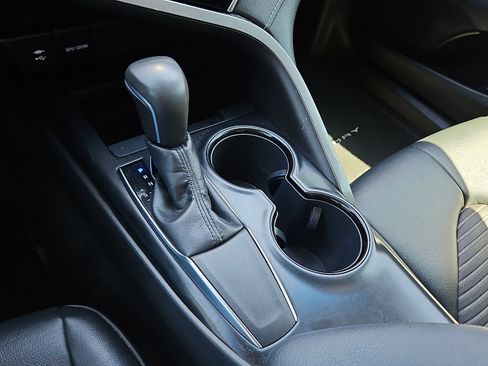 Used 2018 Toyota Camry SE w/ Convenience Package FWD image 12