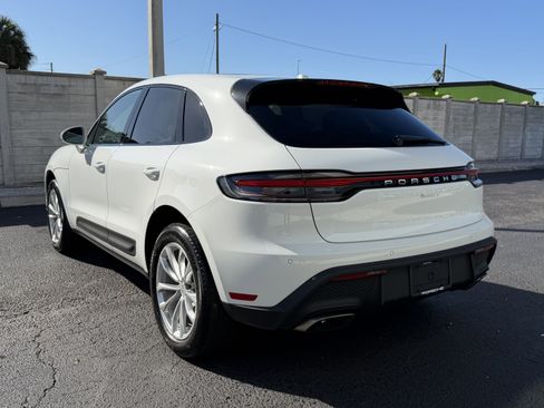 Certified 2022 Porsche Macan image 3