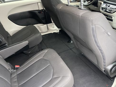 Used 2023 Chrysler Voyager LX image 23