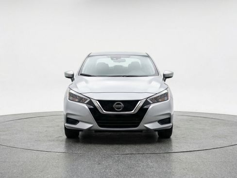 Used 2025 Nissan Versa SV image 2