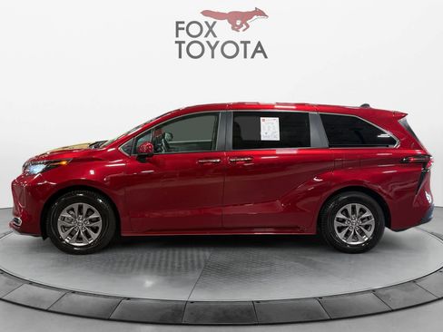 Used 2023 Toyota Sienna XLE AWD/4WD image 3