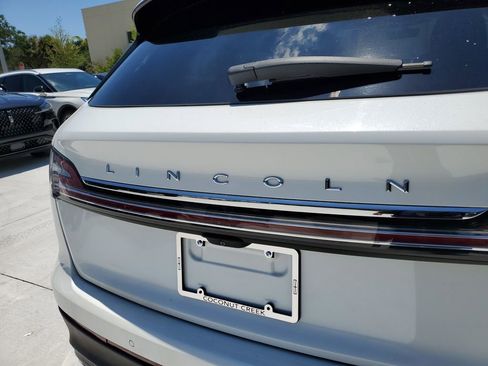 Used 2023 Lincoln Nautilus FWD w/ Premium Package image 5