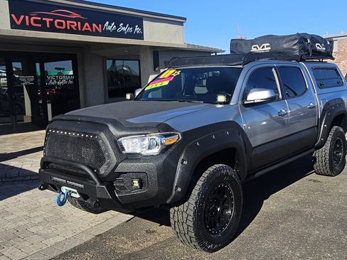 Used 2017 Toyota Tacoma TRD Off-Road image 1