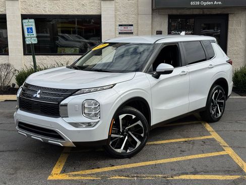 Used 2024 Mitsubishi Outlander SE image 2