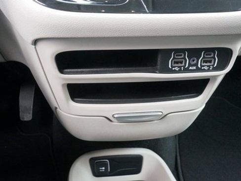 Used 2024 Chrysler Pacifica Touring-L image 20