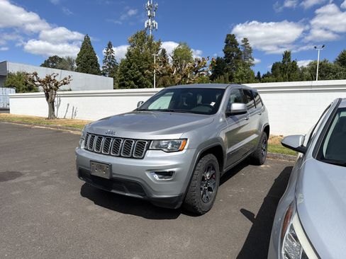 Used 2017 Jeep Grand Cherokee Laredo AWD/4WD image 1