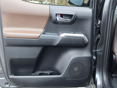 Used 2018 Toyota Tacoma Limited AWD/4WD image 25