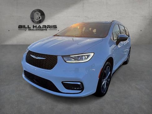 New 2026 Chrysler Pacifica Pinnacle w/ Trailer Tow Group AWD/4WD image 1