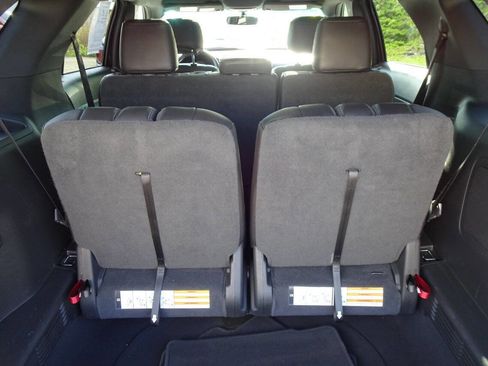 Used 2014 Ford Explorer XLT w/ Equipment Group 202A AWD/4WD image 9