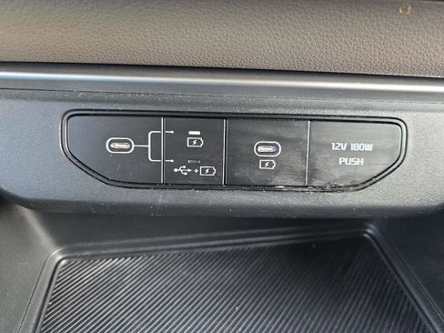 Used 2025 Kia Carnival image 39