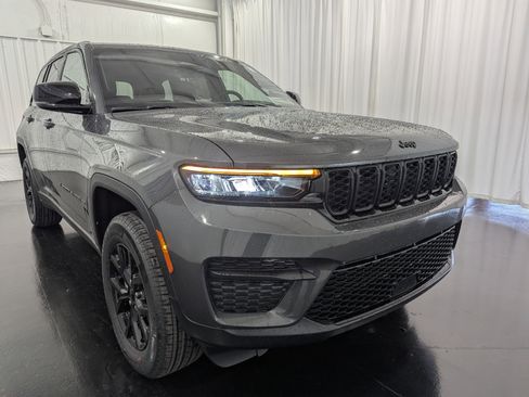 New 2025 Jeep Grand Cherokee Altitude image 5