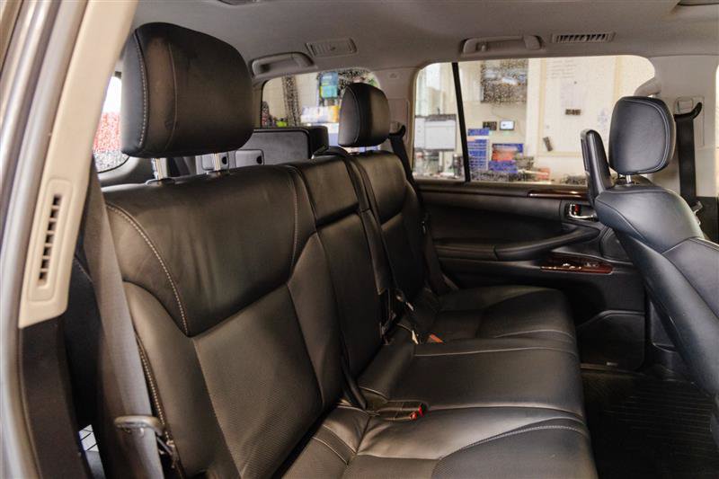 Used 2015 Lexus LX 570 4WD w/ Luxury Package image 34