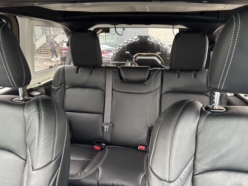 Used 2025 Jeep Wrangler Unlimited Rubicon AWD/4WD image 36