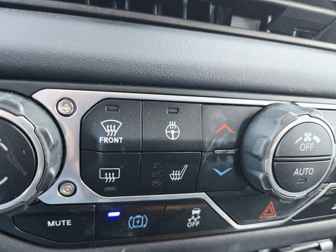Used 2025 Jeep Wrangler Unlimited Sahara AWD/4WD image 29