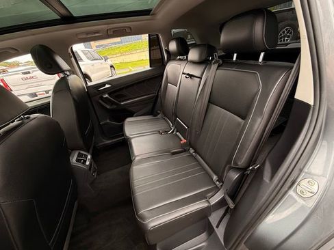 Used 2022 Volkswagen Tiguan SE w/ Panoramic Sunroof Package AWD/4WD image 29