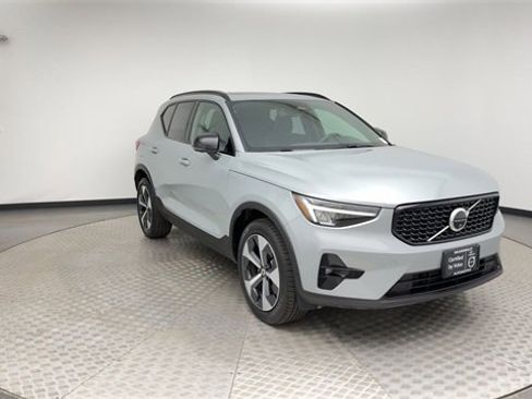 Certified 2025 Volvo XC40 B5 Plus image 8