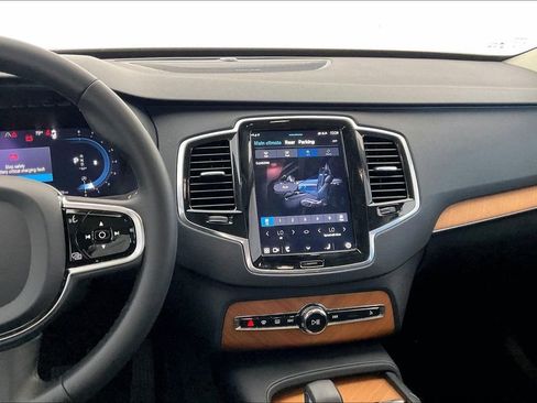 Used 2023 Volvo XC90 B6 Plus image 9