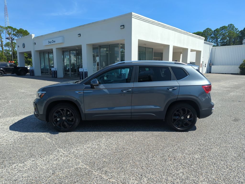Certified 2023 Volkswagen Taos SE w/ Panoramic Sunroof Package FWD image 4