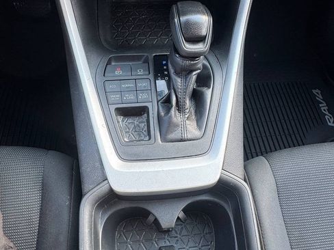 Used 2021 Toyota RAV4 LE AWD/4WD image 10