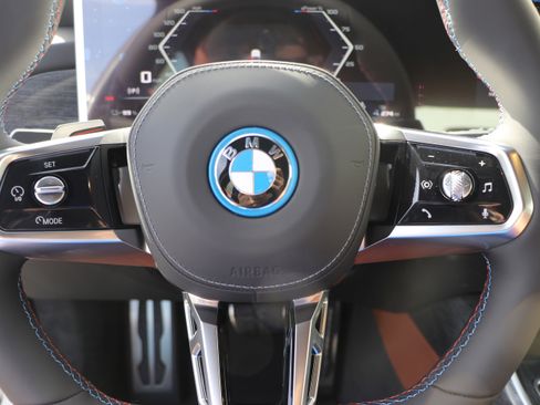 Used 2025 BMW i7 M70 w/ Executive Package AWD/4WD image 17