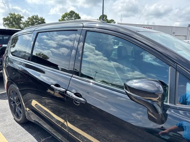 Used 2025 Chrysler Pacifica Limited FWD image 11