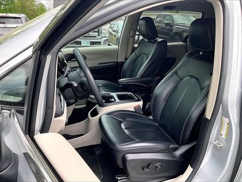 Used 2023 Chrysler Pacifica Touring-L FWD image 20