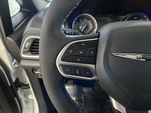 New 2025 Chrysler Pacifica Select image 12