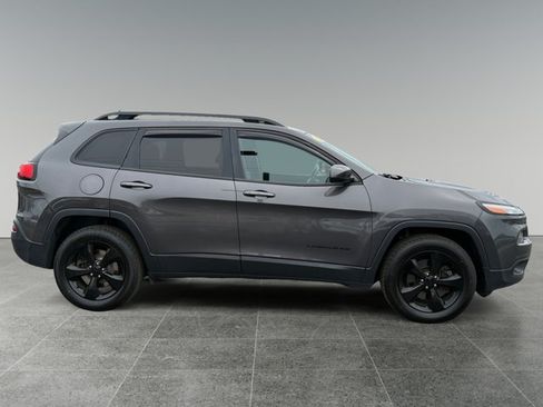 Used 2018 Jeep Cherokee Latitude w/ Altitude Package AWD/4WD image 7