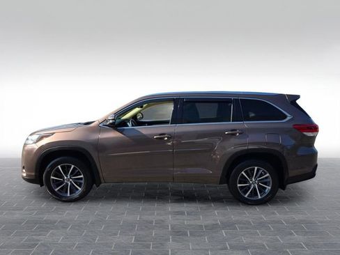Used 2017 Toyota Highlander XLE AWD/4WD image 4