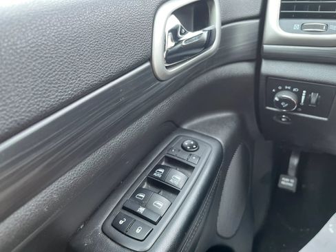 Used 2020 Jeep Grand Cherokee Altitude image 25