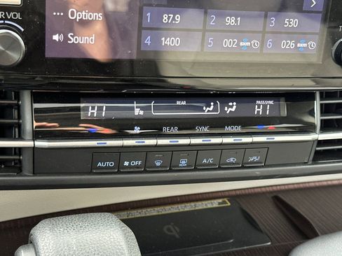 Used 2022 Toyota Sienna LE image 24