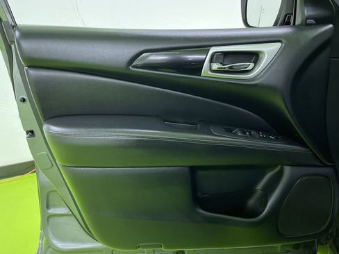 Used 2020 Nissan Pathfinder SV image 15