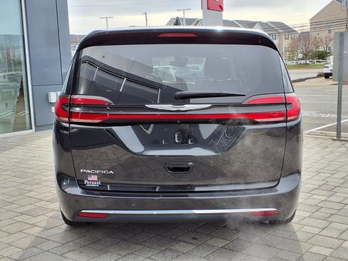 Used 2023 Chrysler Pacifica Touring-L image 4