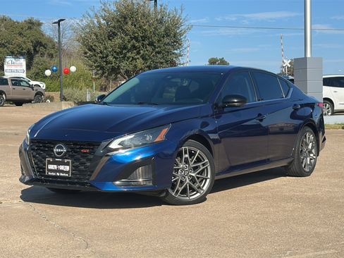 Used 2023 Nissan Altima 2.0 SR image 2