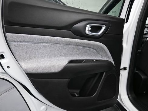 Used 2025 Jeep Compass Sport image 9