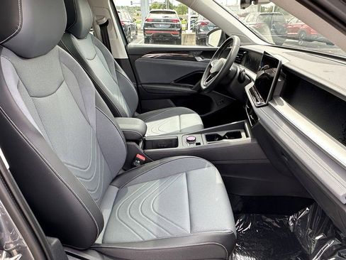 New 2025 Volkswagen Tiguan SE image 15