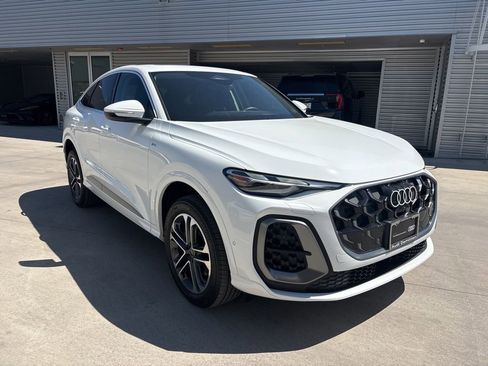 Used 2025 Audi Q5 Premium w/ Convenience Package image 3