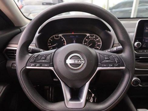 Used 2024 Nissan Altima 2.5 SV FWD image 10