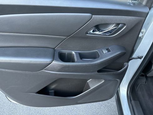 Used 2021 Chevrolet Traverse LT image 28