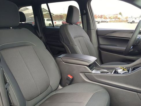 Used 2024 Jeep Grand Cherokee Laredo X image 8